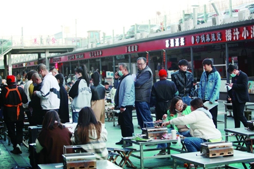 重工业城市淄博火了,火在一串烧烤,火在一场策划,且火得一塌糊涂,火得一往如初。自3月上旬至今,淄博凭借烧烤引得八方来客持续涌入,一跃升级为国内旅游热门城市,当地“软硬兼施”的一系列创举更是堪称激发文旅市场潜能的“教科书式典范”。日前,山东商报·速豹新闻网记者乘坐“烧烤专列”再次前往淄博,透过阵阵烟火,探究这座“顶流”网红城市热度持续不减、潜能无限的深层次缘由。◎山东商报·速豹新闻网记者 孙倩 周里 摄